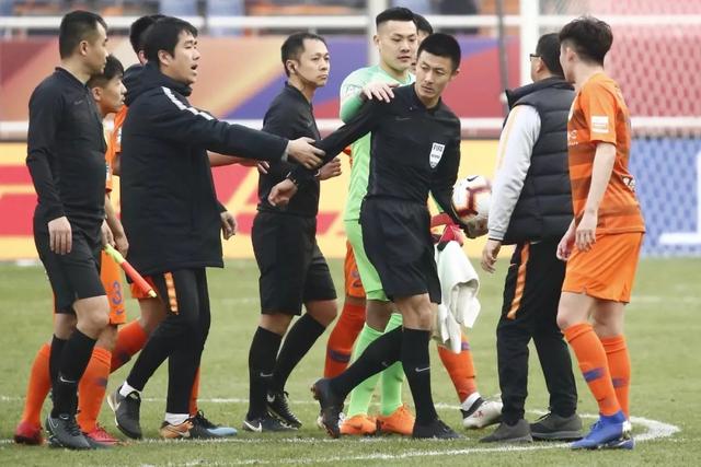 鲁能球迷就傅明判罚告状足协与中超公司,法院不予受理