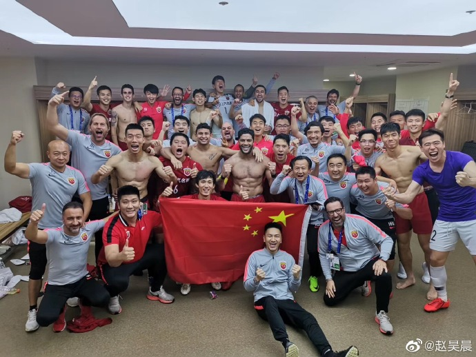 跨过这道坎!上港全队换衣室开心合影,众外助赤膊表态